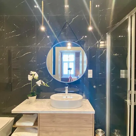 Beautiful Apartment In The Heart Of Krakow. Διαμέρισμα *
